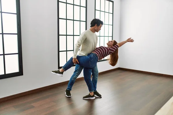 Junges Hispanisches Paar Lächelt Glücklich Tanzend Leerem Neuen Zuhause — Stockfoto