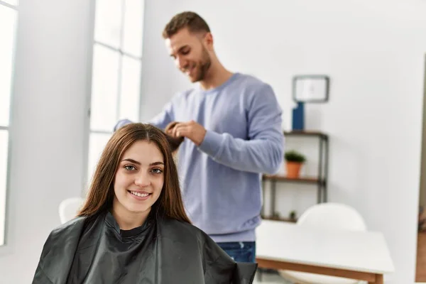 Jovem Cortando Cabelo Sua Namorada Casa — Fotografia de Stock