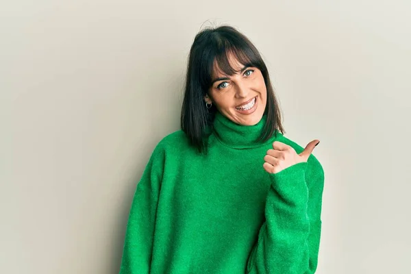 Mulher Hispânica Jovem Vestindo Camisola Inverno Casual Sorrindo Com Rosto — Fotografia de Stock
