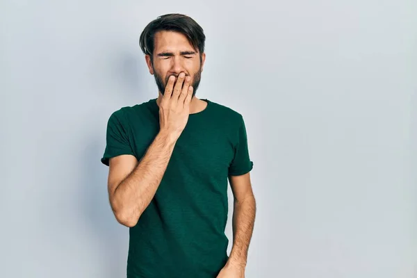 Jonge Spaanse Man Casual Wit Tshirt Verveeld Gapen Moe Bedekken — Stockfoto