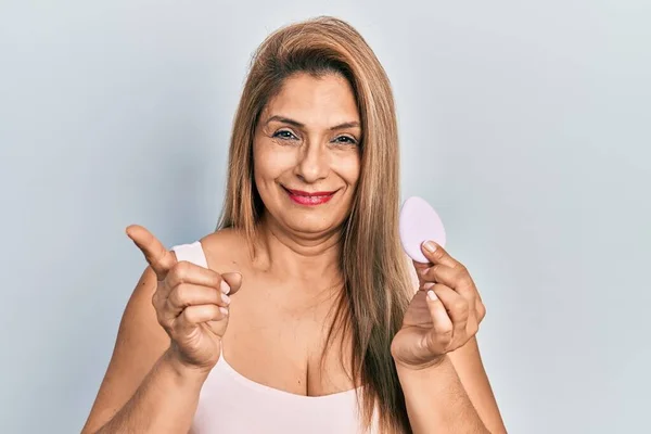 Middle Age Hispanic Woman Holding Makeup Sponge Smiling Happy Pointing — Stock Photo, Image
