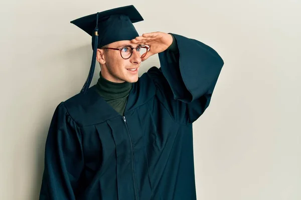 Fiatal Kaukázusi Férfi Diplomaosztó Sapkában Szertartásköntösben Nagyon Boldog Mosolygós Távolra — Stock Fotó