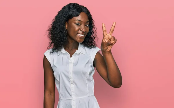 Mooi Afrikaans Jong Vrouw Dragen Casual Kleding Tonen Wijzen Met — Stockfoto