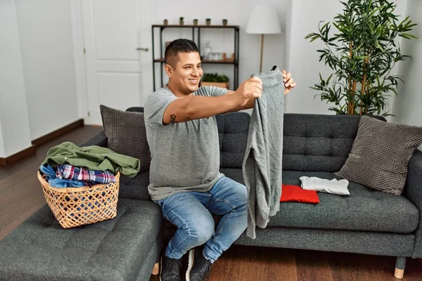 Jovem Hispânico Sorrindo Roupas Dobráveis Felizes Casa — Fotografia de Stock