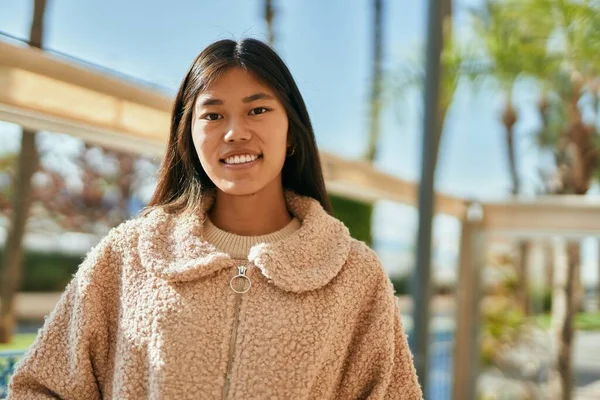 Joven Mujer Asiática Sonriendo Feliz Pie Ciudad — Foto de Stock