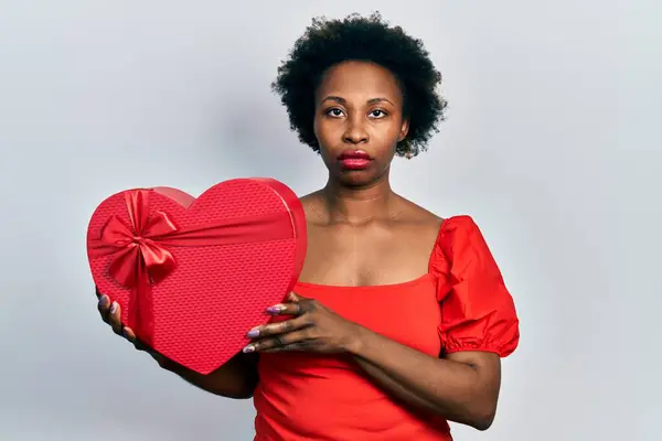 Fiatal Afro Amerikai Kezében Valentin Ajándék Gondolkodás Hozzáállás Józan Kifejezés — Stock Fotó