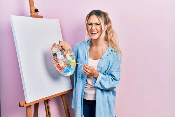 Beautiful Young Blonde Woman Standing Drawing Palette Painter Easel Stand — Stock Photo, Image