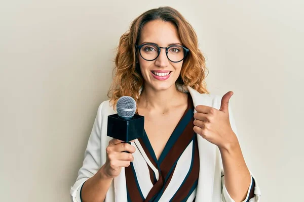 Jonge Blanke Vrouw Houdt Verslaggever Microfoon Glimlachend Gelukkig Positief Duim — Stockfoto