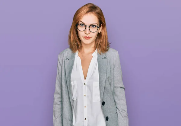 Mujer Caucásica Joven Con Estilo Negocios Gafas Escéptico Nervioso Frunciendo —  Fotos de Stock