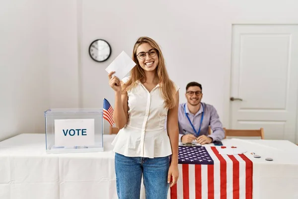若いアメリカの有権者の女性が選挙大学での投票を笑顔 — ストック写真