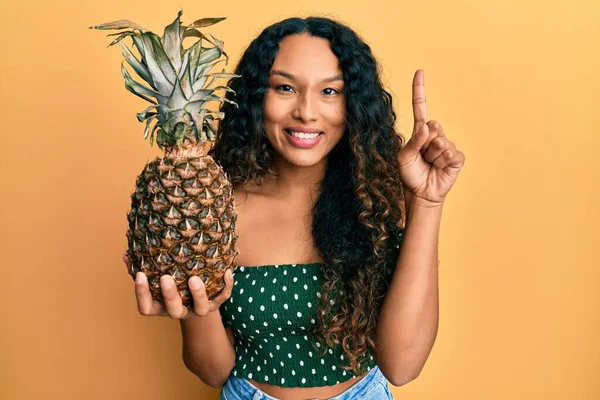 Jovem Mulher Latina Segurando Abacaxi Sorrindo Com Uma Ideia Pergunta — Fotografia de Stock