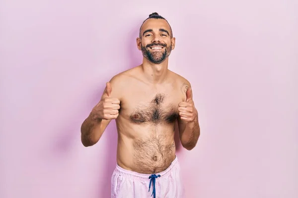 Junger Hispanischer Mann Ohne Hemd Badeanzug Mit Positiver Geste Mit — Stockfoto