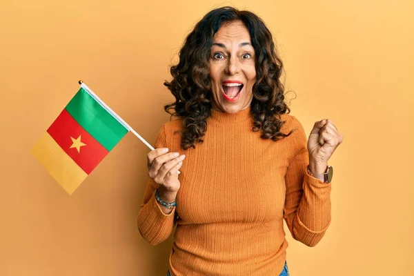 Donna Ispanica Mezza Età Che Tiene Bandiera Del Camerun Urlando — Foto Stock
