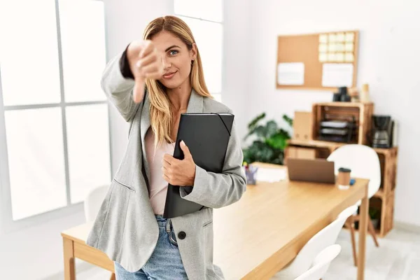 Blonde Zakenvrouw Kantoor Die Ongelukkig Boos Kijkt Afwijzing Toont Negatief — Stockfoto