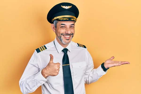 Bel Homme Âge Moyen Aux Cheveux Gris Portant Uniforme Pilote — Photo