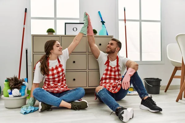 Jeune Couple Caucasien Détendre Après Nettoyage Assis Sur Sol Maison — Photo
