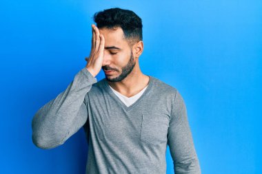 Gündelik beyaz t-shirt giyen genç İspanyol adam hata için elleri kafasında şaşırdı, hatayı hatırla. Unuttum, kötü hafıza kavramı. 