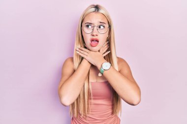 Sıradan kıyafetler giyen genç sarışın kız boğularak öldü çünkü boğularak can yakıldı. Sağlık problemi. Boğulma ve intihar konsepti. 