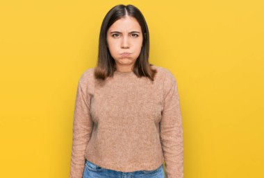 Gündelik kıyafetler giyen, komik yüzlü, yanak şişiren genç ve güzel bir kadın. Havayla şişmiş ağız, çılgın bir ifade.. 