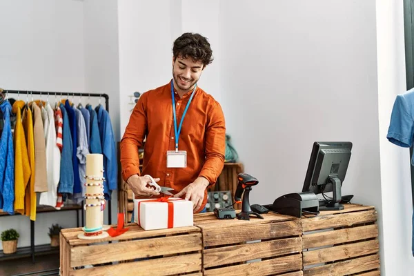 Jovem Lojista Hispânico Homem Sorrindo Feliz Preparando Presente Loja Roupas — Fotografia de Stock