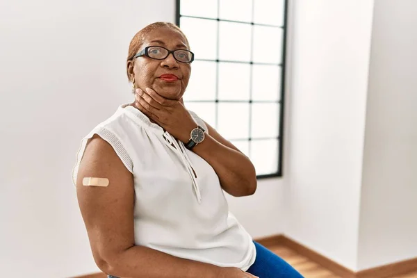 Dojrzała Latynoska Otrzymująca Szczepionkę Opatrunkiem Dotykającym Bolesnej Szyi Bólu Gardła — Zdjęcie stockowe