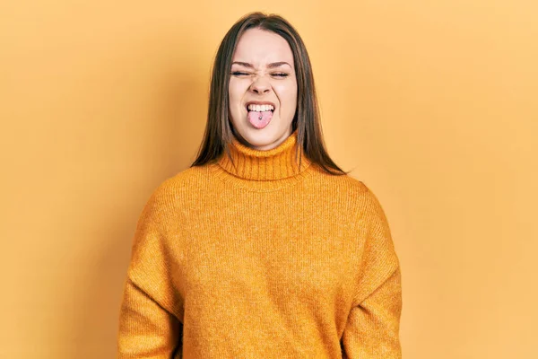 Menina Hispânica Jovem Vestindo Roupas Casuais Furando Língua Para Fora — Fotografia de Stock