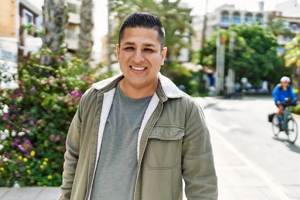 Joven Latino Sonriendo Feliz Pie Ciudad —  Fotos de Stock