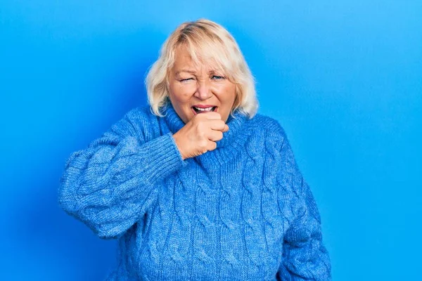 Donna Bionda Mezza Età Che Indossa Abiti Casual Sensazione Malessere — Foto Stock