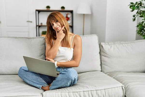 Hispanic Woman Sitting Sofa Home Using Laptop Looking Confident Camera — Stock Photo, Image