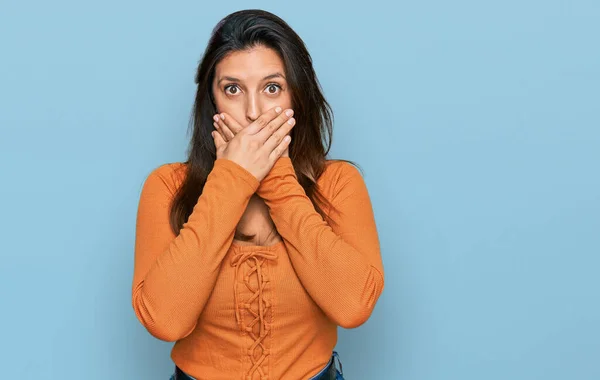 Hermosa Mujer Hispana Vestida Con Ropa Casual Sorprendió Cubriendo Boca —  Fotos de Stock