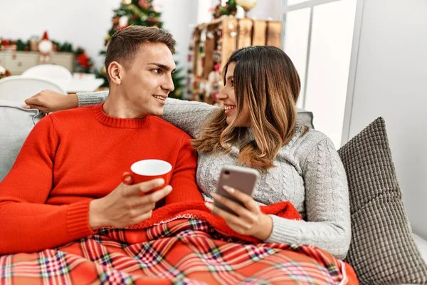 Junges Paar Mit Smartphone Und Kaffee Trinken Zuhause Auf Dem — Stockfoto