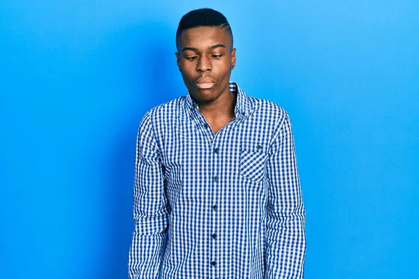 Fiatal Afro Amerikai Férfi Alkalmi Ruhát Visel Halfejet Vágva Ajkakkal — Stock Fotó
