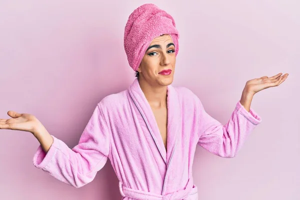 Młody Mężczyzna Ubrany Kobietę Tworzą Sobie Ręcznik Prysznic Głowie Szlafrok — Zdjęcie stockowe
