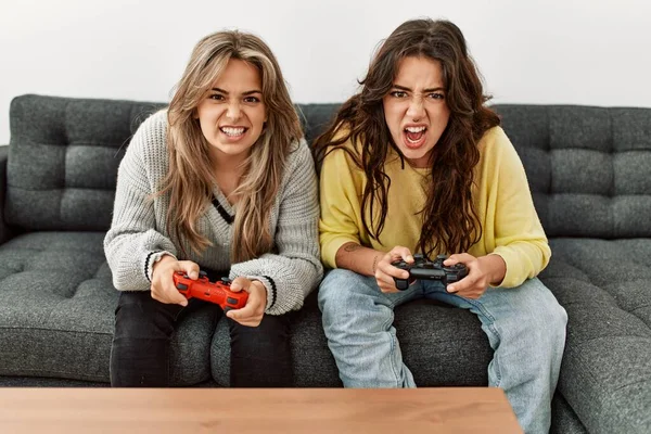 Giovane Coppia Urlando Giocando Videogioco Casa — Foto Stock