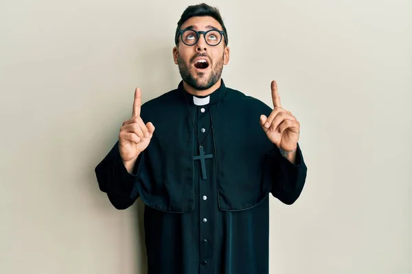 Jeune Homme Hispanique Portant Uniforme Prêtre Debout Sur Fond Blanc — Photo