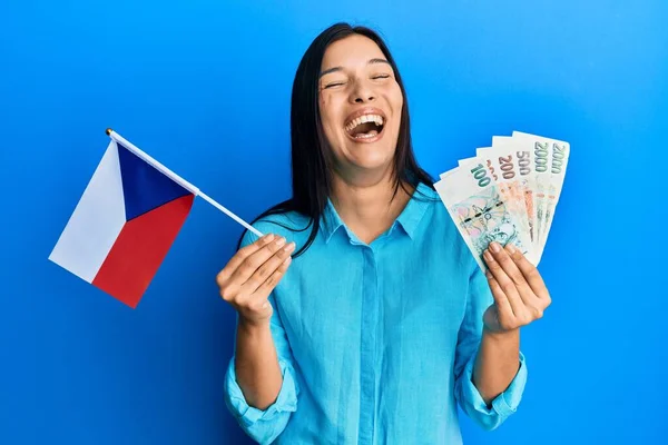 Joven Mujer Latina Sosteniendo Bandera República Checa Billetes Corea Sonriendo —  Fotos de Stock