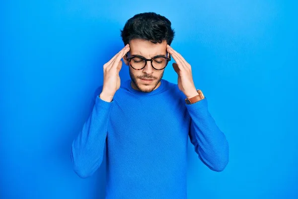 Baskı Yüzünden Başı Ağrıyan Gündelik Kıyafetler Gözlük Takan Genç Spanyol — Stok fotoğraf