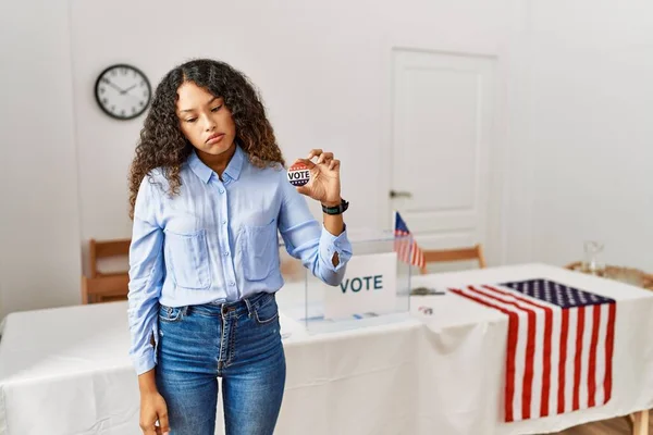 Hermosa Mujer Hispana Pie Campaña Política Votando Boleta Buscando Somnoliento —  Fotos de Stock