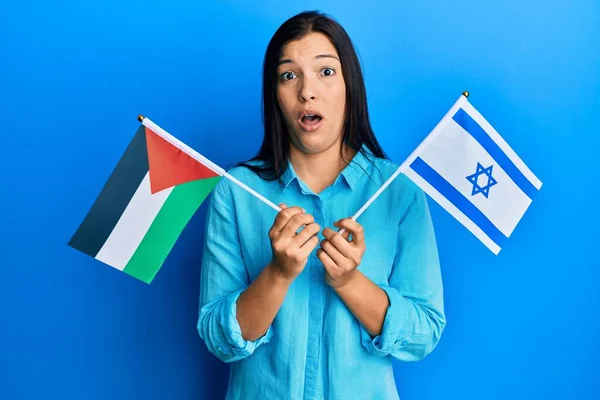 Jonge Latijnse Vrouw Met Palestine Israel Vlaggen Shock Gezicht Zoek — Stockfoto