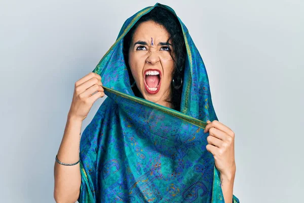 Mladá Žena Nosí Bindi Sobě Tradiční Indické Saree Myšlení Soustředěné — Stock fotografie