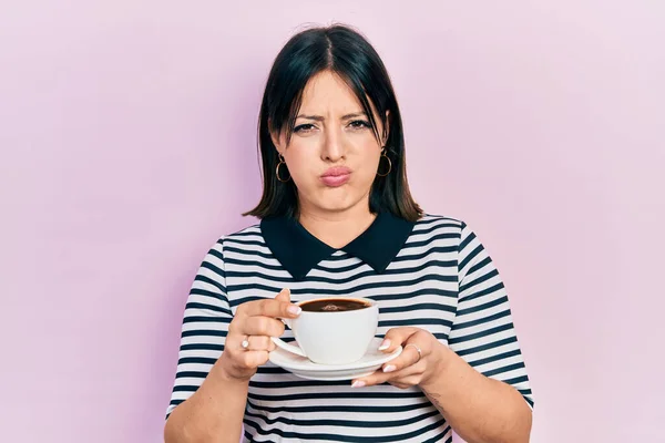 Jovem Hispânica Bebendo Uma Xícara Café Cético Nervoso Franzindo Testa — Fotografia de Stock