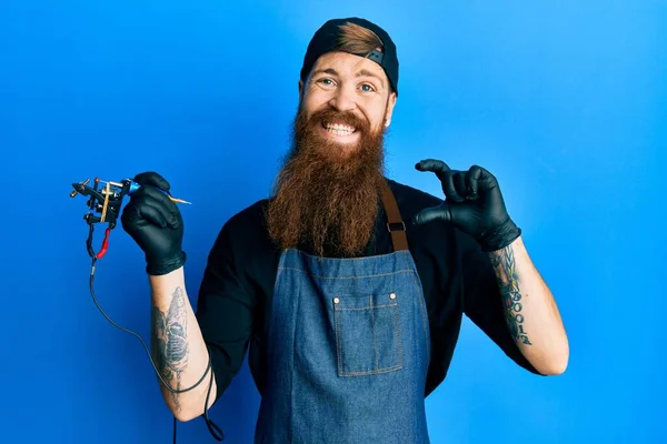 Roodharige Man Met Lange Baard Tatoeage Kunstenaar Dragen Professionele Uniform — Stockfoto