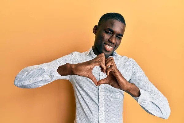 Joven Hombre Afroamericano Vistiendo Ropa Casual Sonriendo Amor Haciendo Forma —  Fotos de Stock
