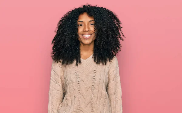 Jovem Afro Americana Vestindo Roupas Casuais Com Sorriso Feliz Legal — Fotografia de Stock