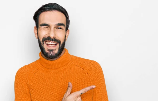 Giovane Uomo Ispanico Indossa Abiti Casual Allegro Con Sorriso Viso — Foto Stock