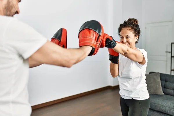 Mediana Edad Pareja Hispana Sonriendo Feliz Entrenamiento Boxeo Casa — Foto de Stock