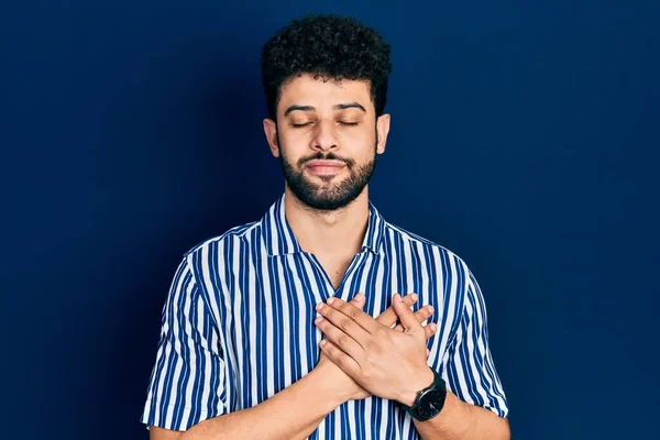Mladý Arabský Muž Vousy Neformální Pruhované Košili Úsměvem Rukama Hrudi — Stock fotografie