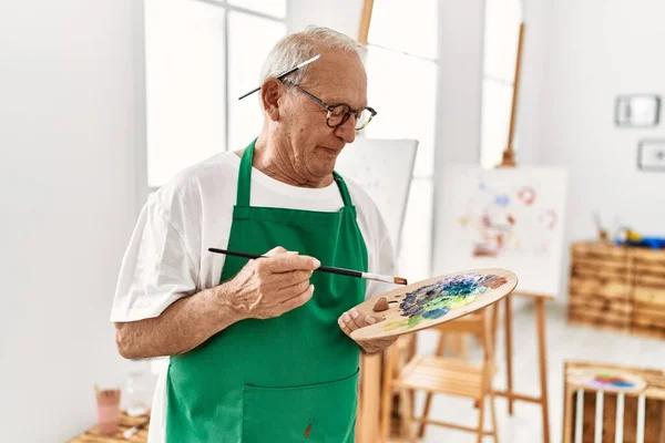 美術館で幸せそうな絵を描く白髪上級アーティスト — ストック写真