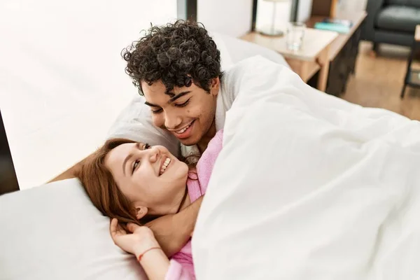 Νεαρό Ζευγάρι Χαμογελά Ευτυχισμένη Και Αγκαλιάζει Ξαπλωμένος Στο Κρεβάτι Στο — Φωτογραφία Αρχείου