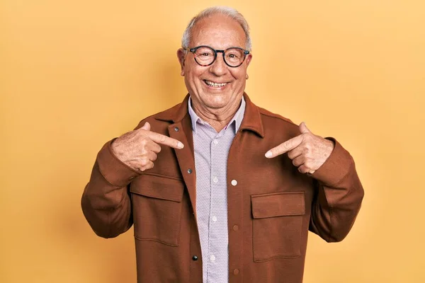 Homem Sênior Com Cabelos Grisalhos Vestindo Jaqueta Casual Óculos Olhando — Fotografia de Stock